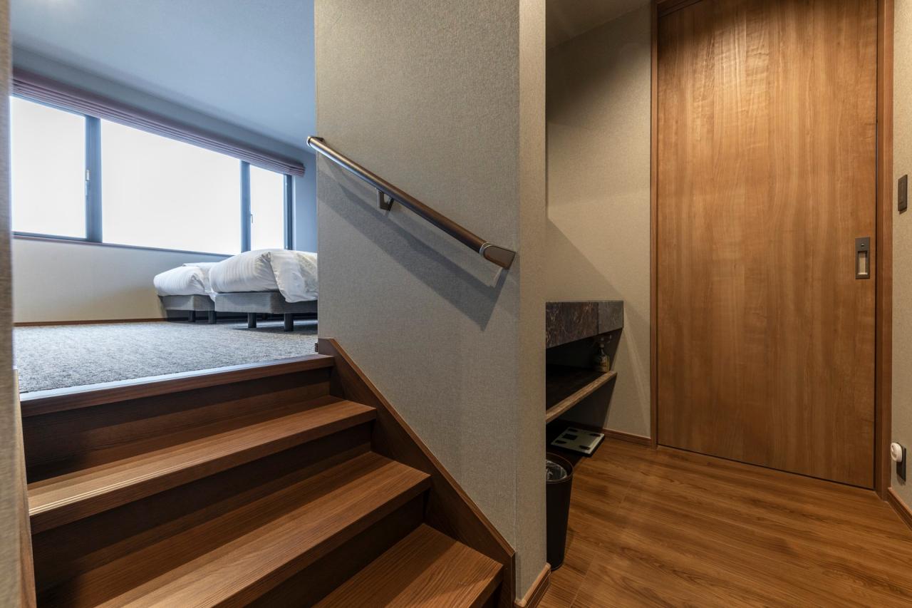 寝室：主寝室はスキップフロアにすることで遊び心と特別感を演出