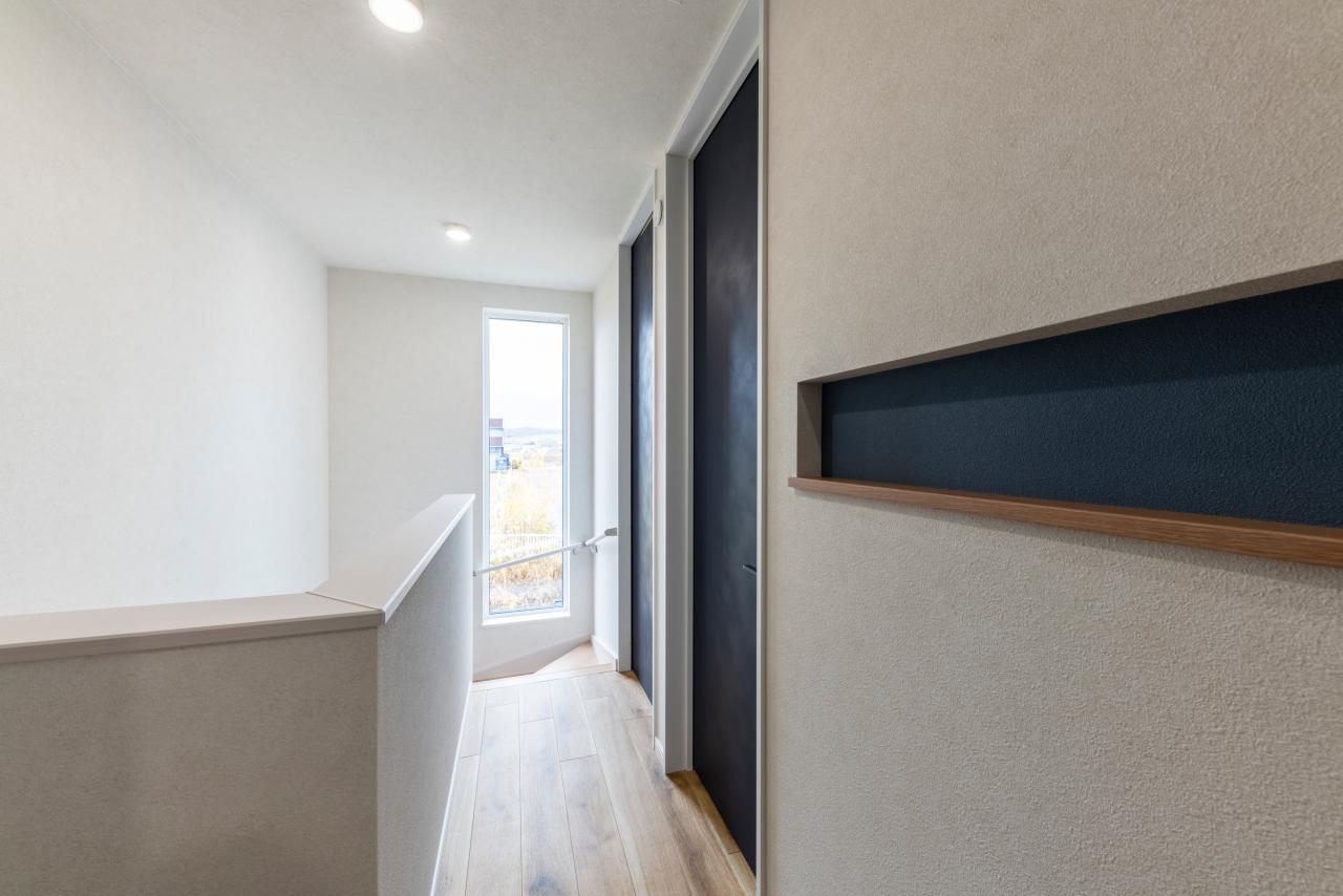 収納、壁紙：2階ホールには小物をディスプレイできるニッチを採用、空間のアクセントに