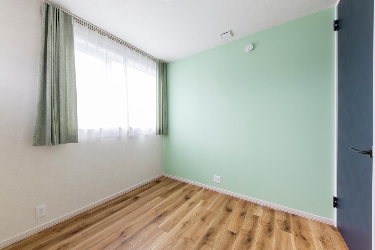 子供部屋、洋室、壁紙：子供部屋にはかわいらしい色味のアクセントクロス特別な空間に