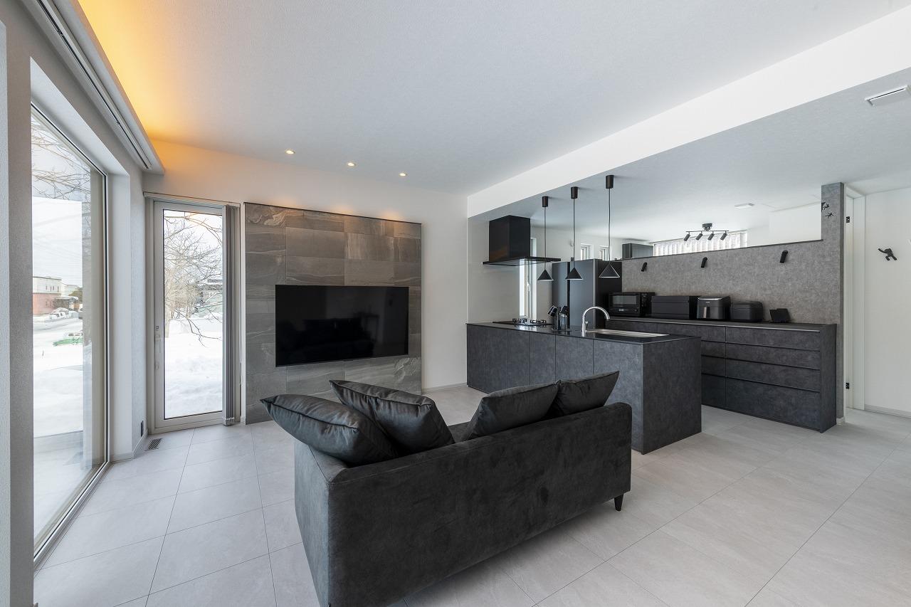 開放的なハイ天井リビングと大開口で空間に縦横の広がりが生まれる