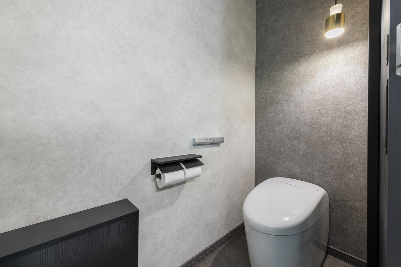 トイレ、壁紙：アクセントクロスを意匠的に貼り分け落ち着く空間を演出