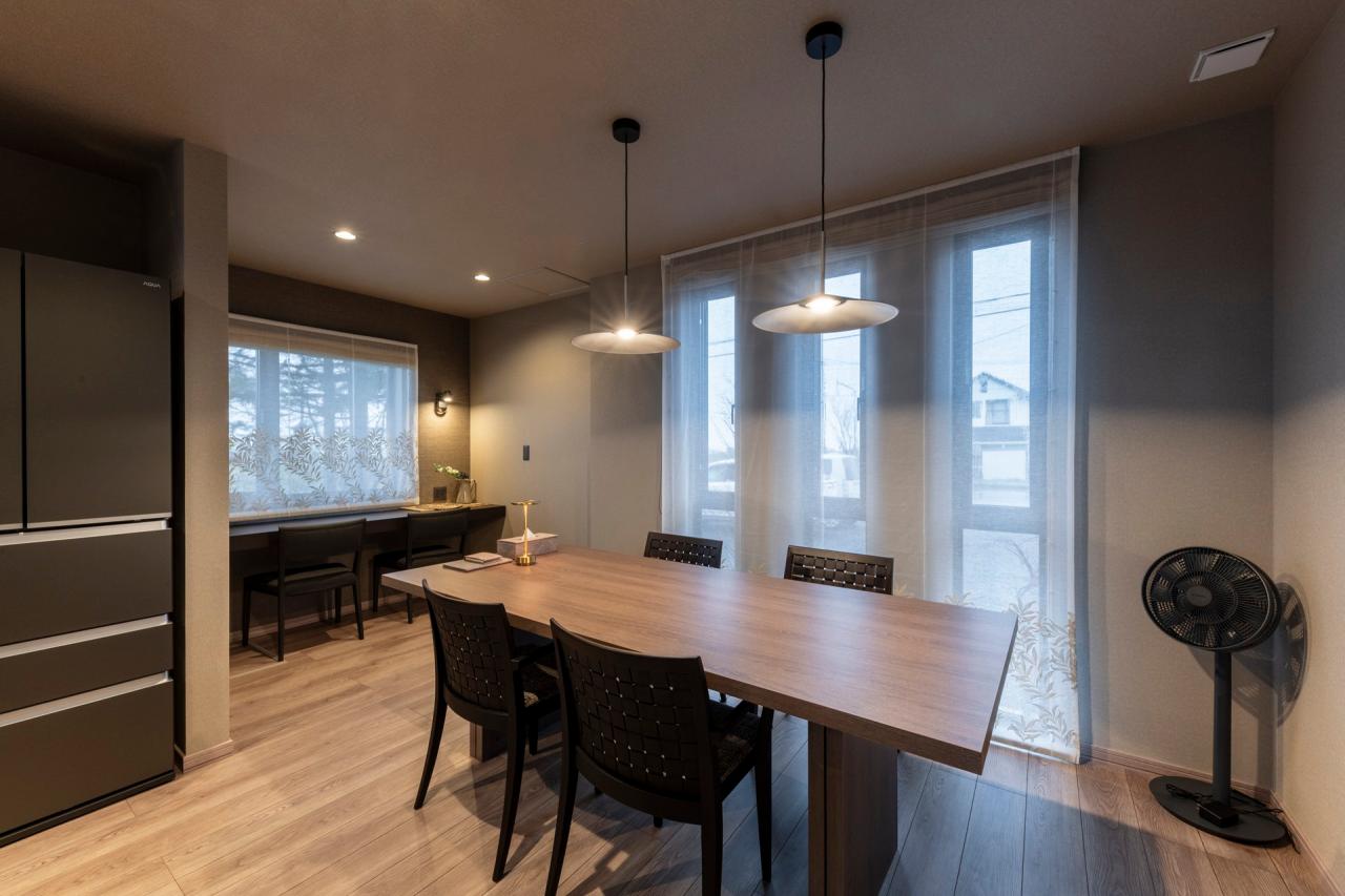 ダイニング、キッチン：ダイニングもキッチンハウス製を採用し、日常の様な使い勝手の中に特別感を