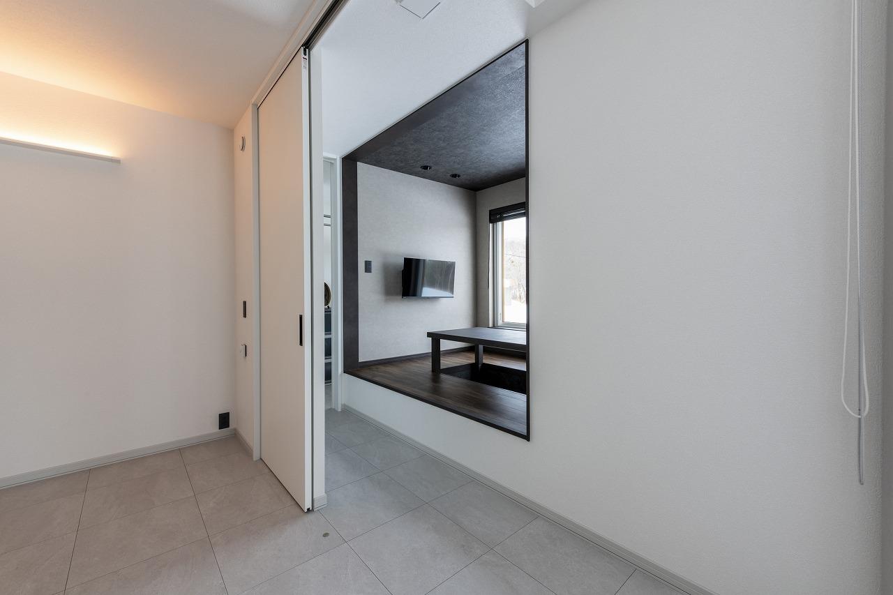 リビング・キッチンとの距離感がよりおこもり空間を演出する小上がりダイニング