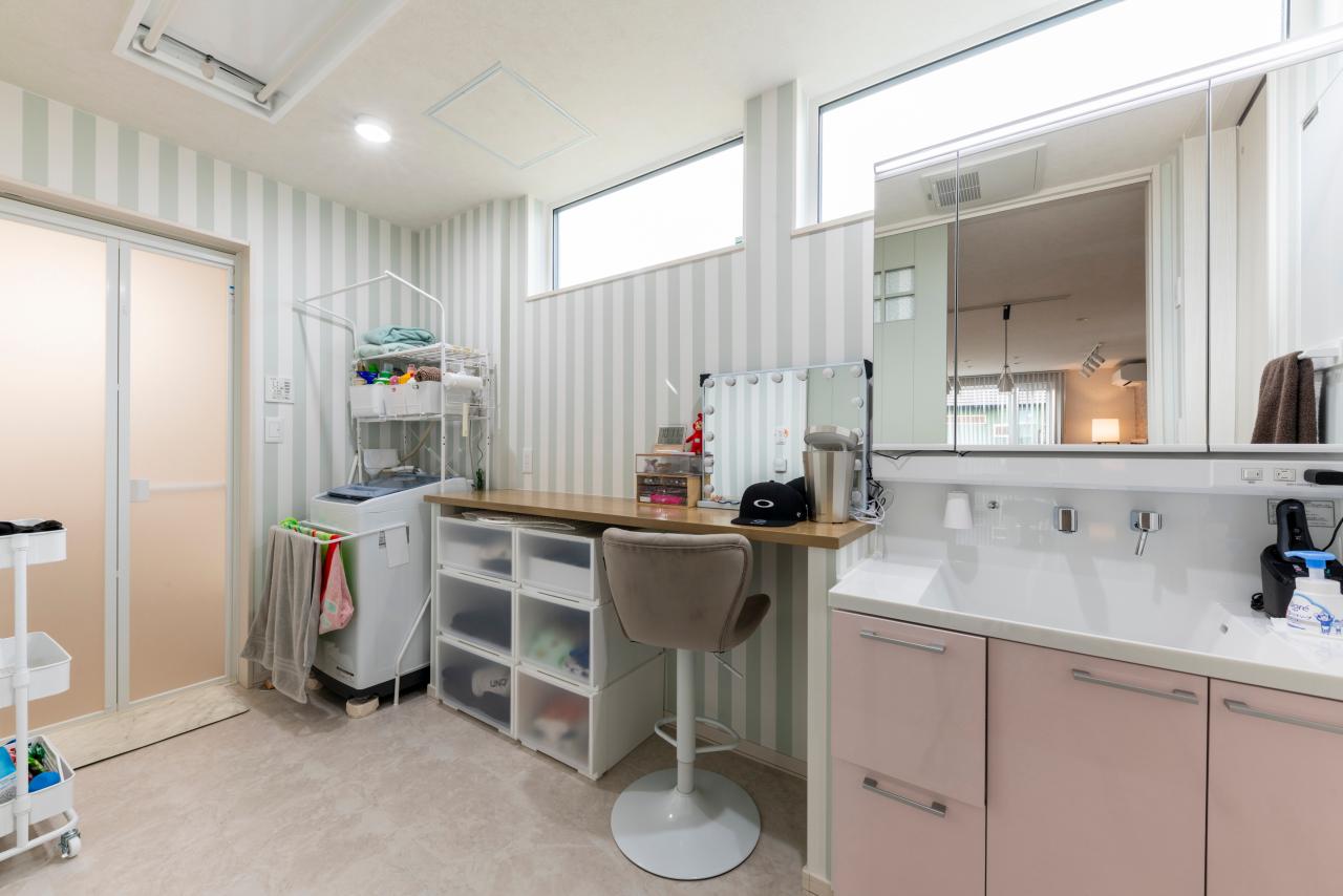 ラバトリー・洗面所、脱衣室、洗濯室：ストライプ×ピンクでかわいらしい印象の水回り