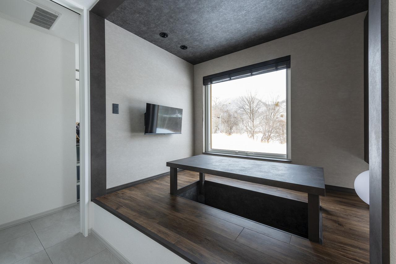 ダイニング、窓：個室の様な小上がりのダイニングで落ち着いた団欒の時間を過ごせるダイニング