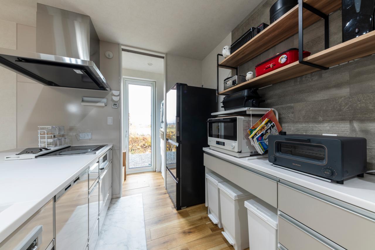 ダイニング、キッチン、食品庫：キッチン奥にはパントリースペースを計画、冷蔵庫も2つ設置可能