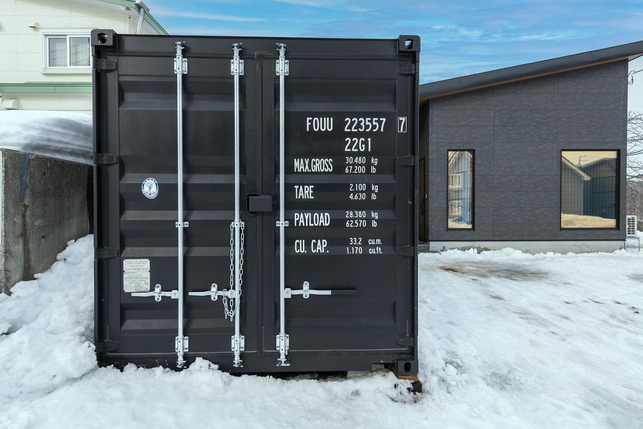 外観、物置：ご趣味のキャンプを楽しむこたわりのコンテナを設置した外構