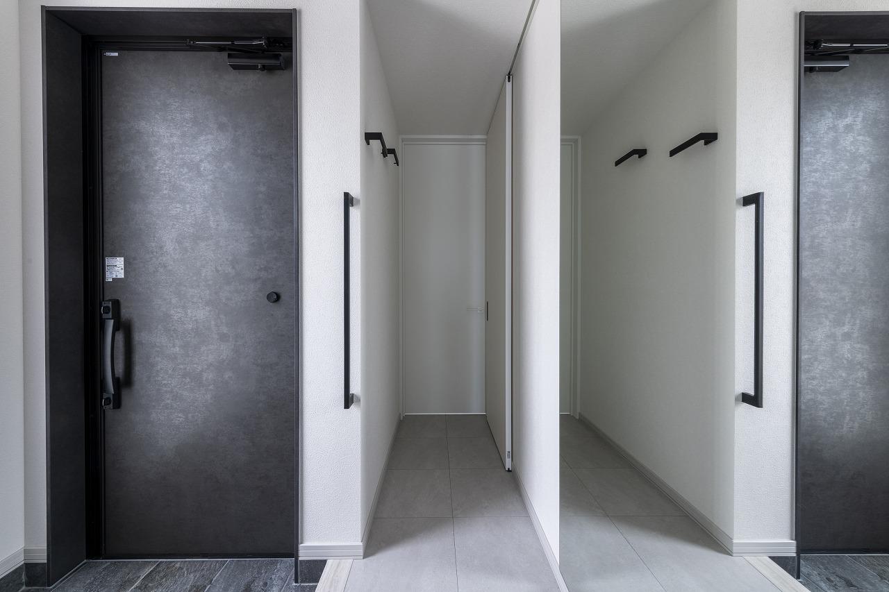 玄関、ホール：玄関は正面の壁に姿見を配置し実際の広さ以上の空間の広さを演出