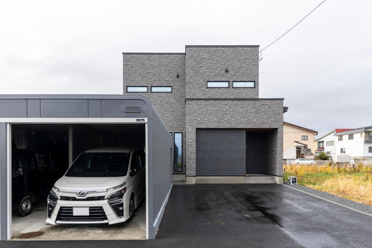 外観：陰影によって異なる印象を醸し出す、凹凸のある外観