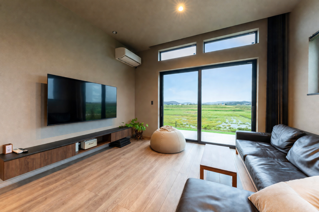 リビング、窓：ハイ天井のリビングと大開口から景色を取り込み非日常の時間を