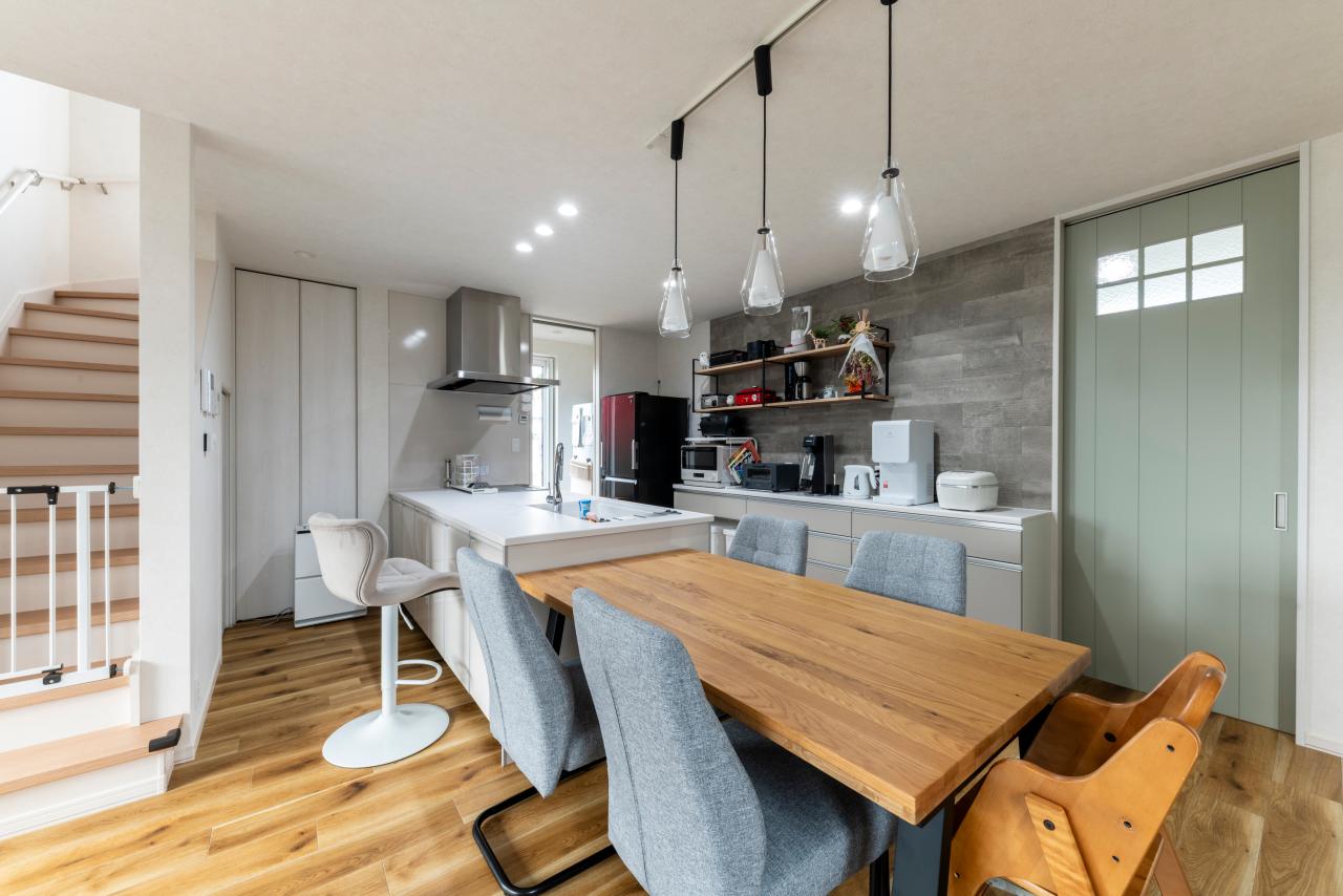 ダイニング、キッチン：フルフラットのキッチンは全面にハイチェアを設置しカウンターに