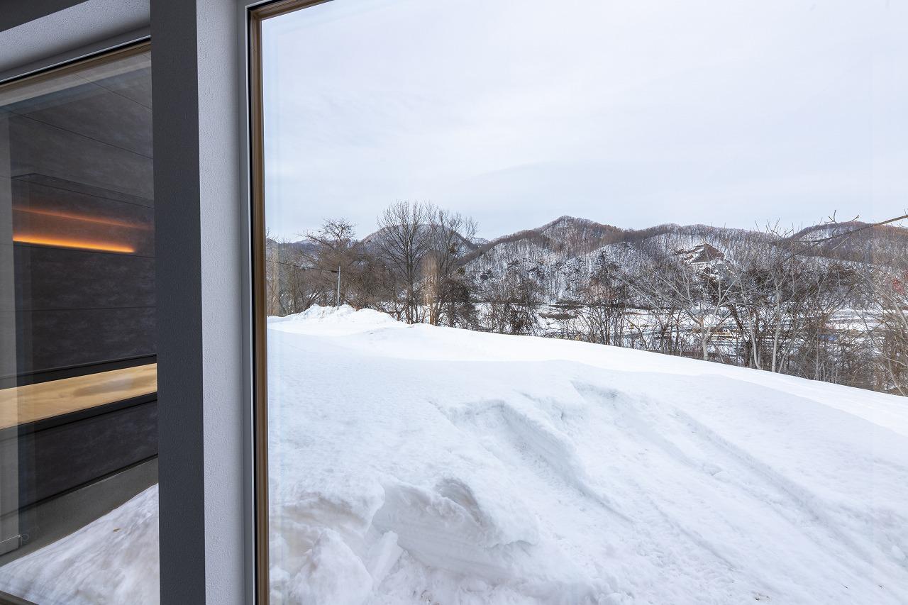 窓、周辺：土地決めの際に一目惚れされた一切の遮蔽物のない自然を感じる景色
