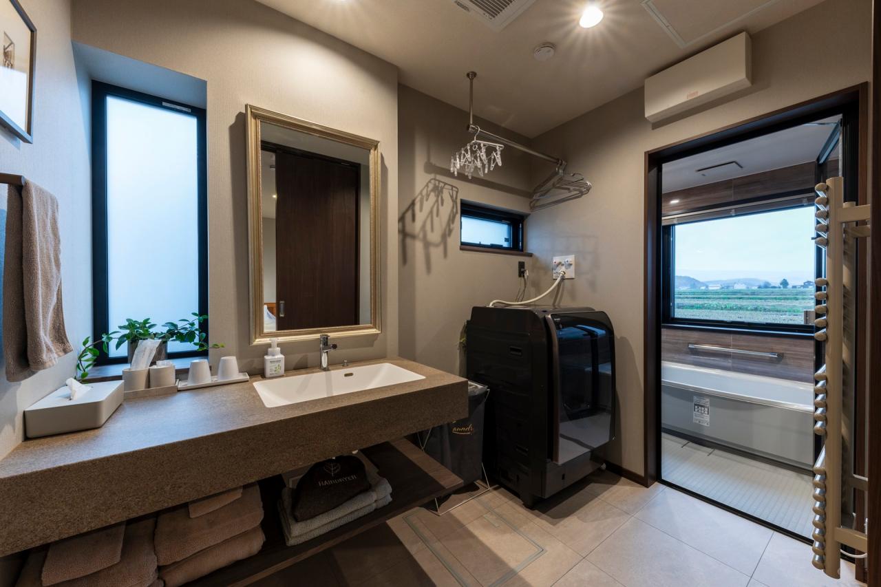 バスルーム、ラバトリー・洗面所、設備：洗面所はアイカのスマートサニタリーU、浴室はLIXILのAXをご採用