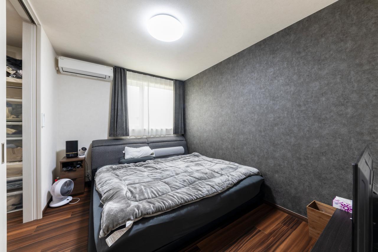 寝室、壁紙：6帖の主寝室はシックな色味にまとめて落ち着いた印象に