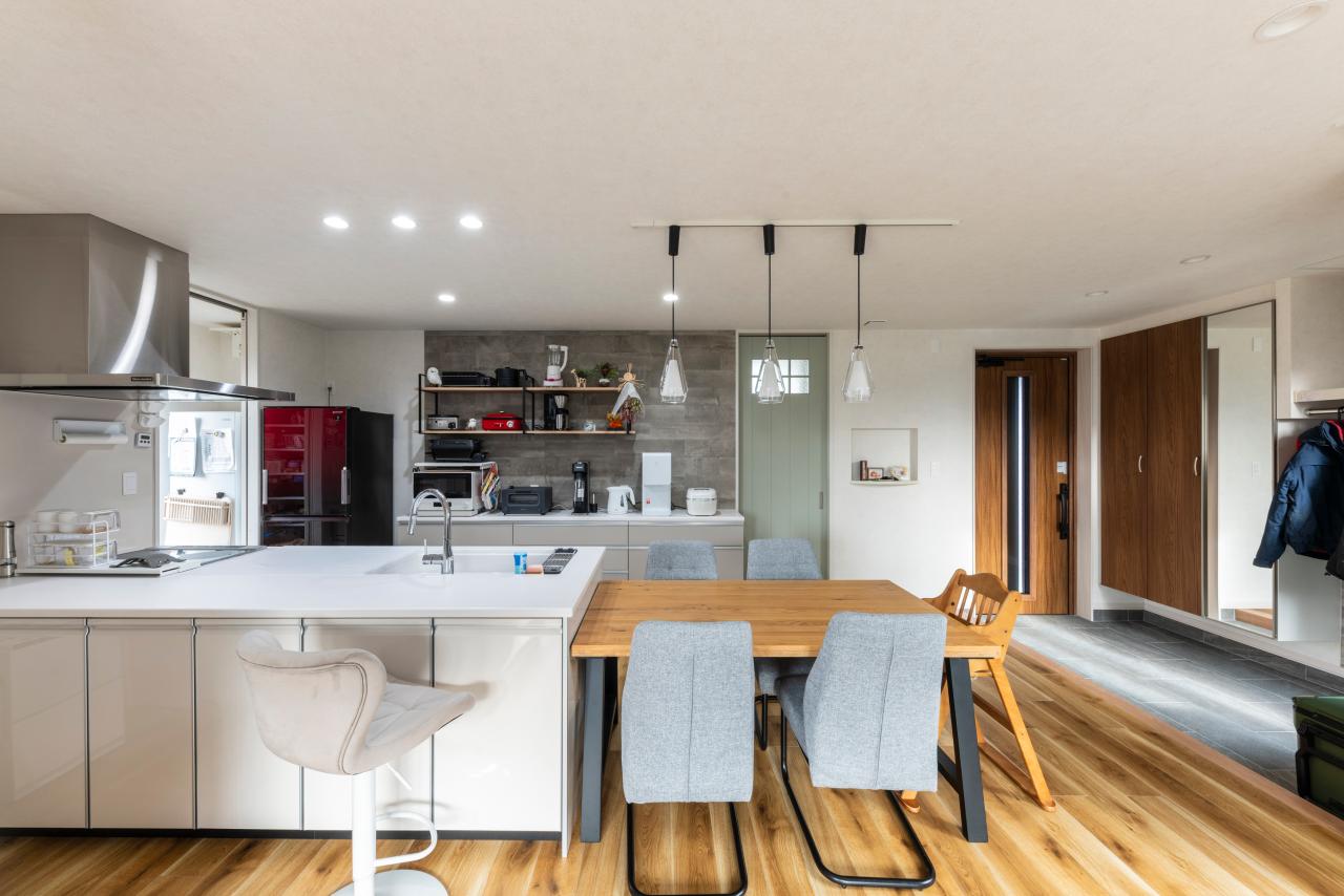 ダイニング、キッチン、収納：キッチン背面にはこだわりの家電をディスプレイした見せる収納を