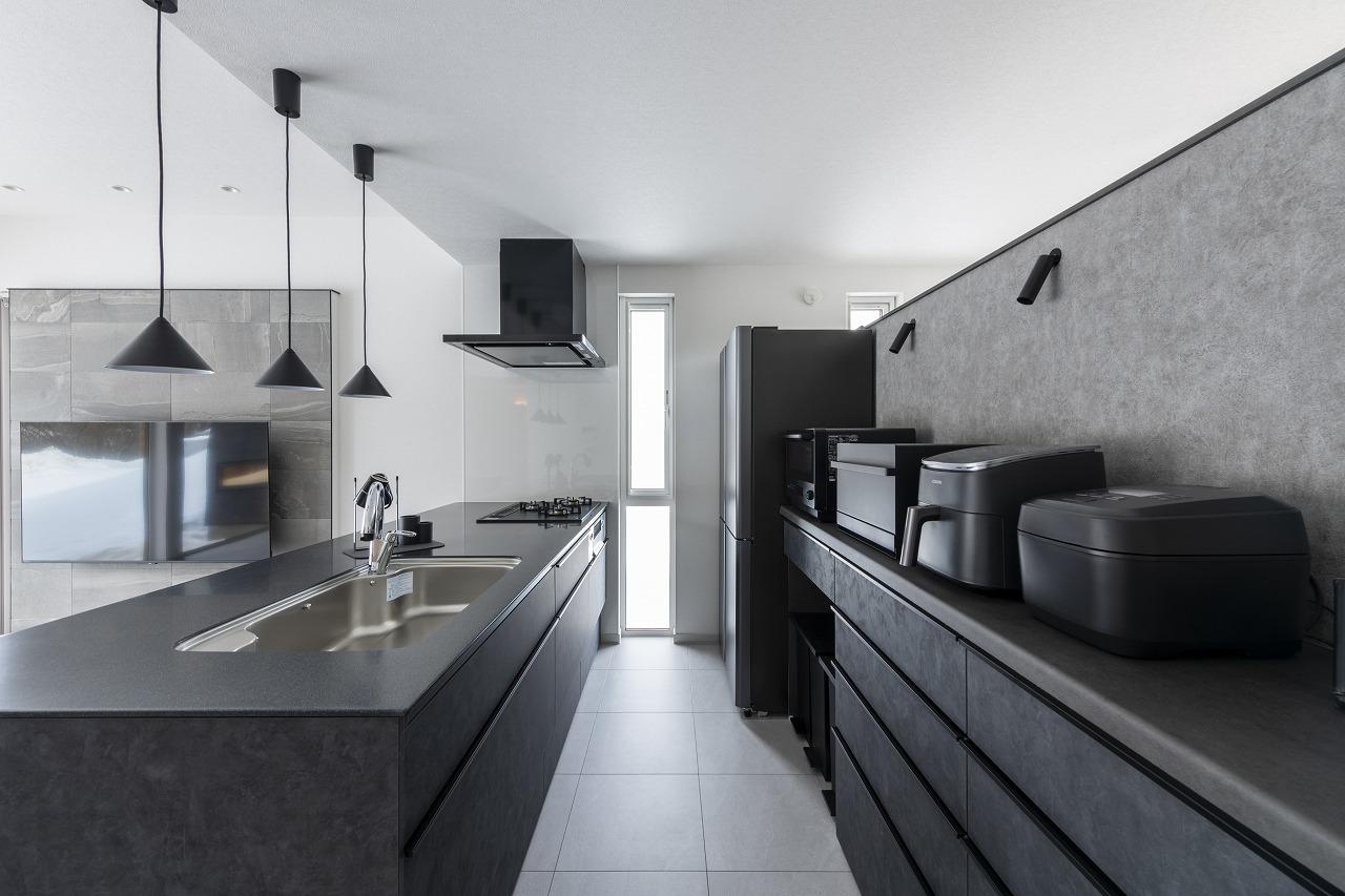 キッチン、設備：ブラックに統一されたキッチン周りは生活感を感じさせずホテルライクに