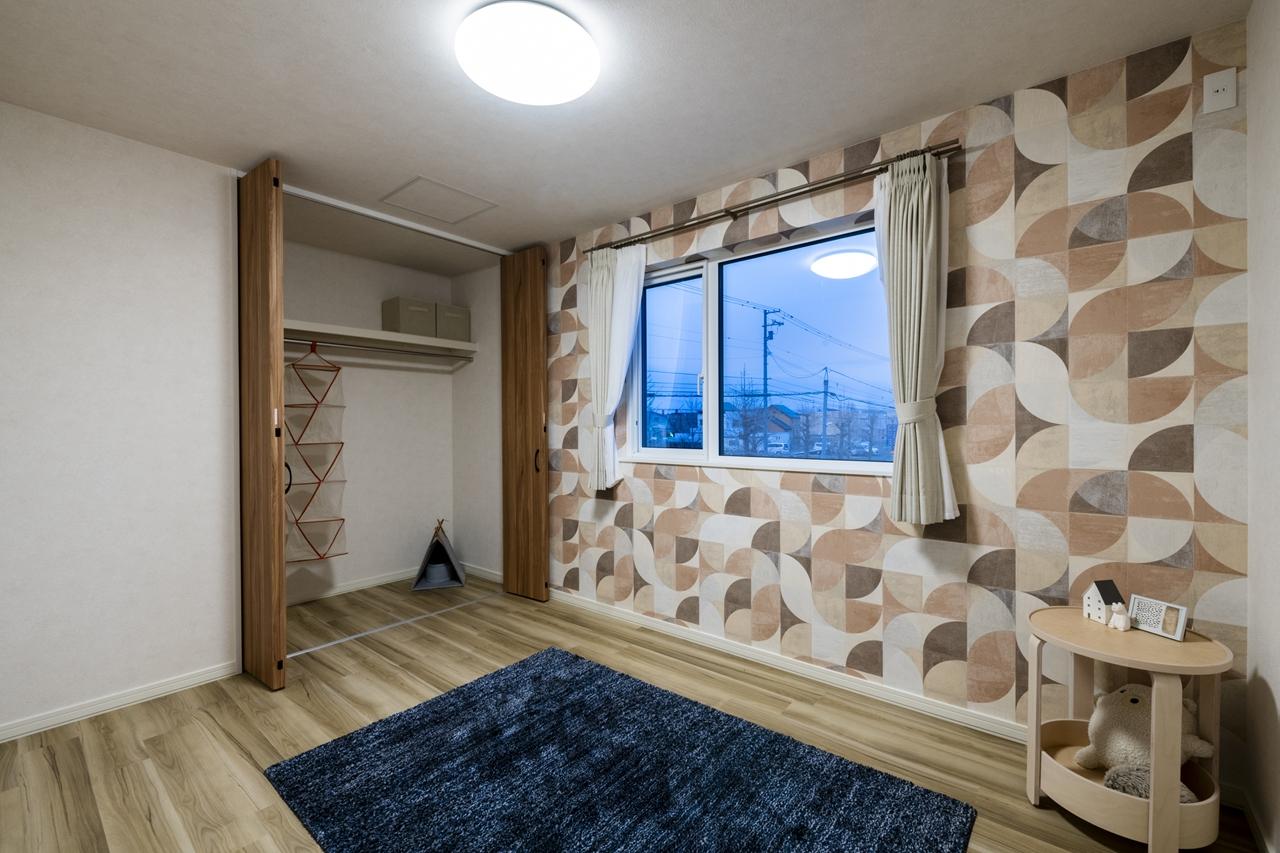 子供部屋、洋室、壁紙：遊び心のあるクロスが彩る、子ども部屋にちょうどいい洋室