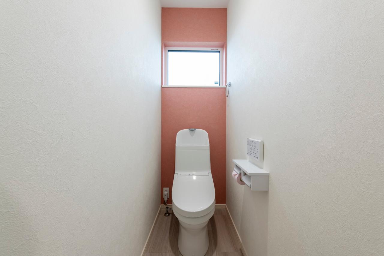 トイレ、壁紙：トイレはピンクのアクセントクロスを採用、お子さんも怖がらす行きたくなるようなかわいらしい空間に