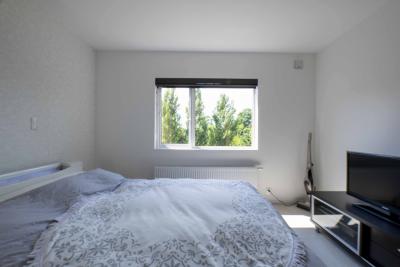 寝室：窓からの明かりや景色を活かした寝室。