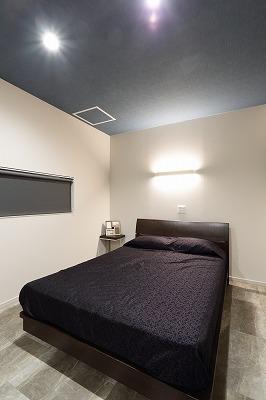寝室：天井をアクセントクロスを貼り、落ち着いた雰囲気の寝室