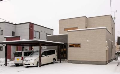 雪の多い旭川市。雪対策で外構にはカーポートを設置。