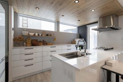 キッチン：家事楽にこだわった住まい。キッチンは広くすっきりとした空間に。