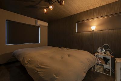 寝室：全室照明計画にこだわった住まいは、主寝室はホテルライクな雰囲気に。
