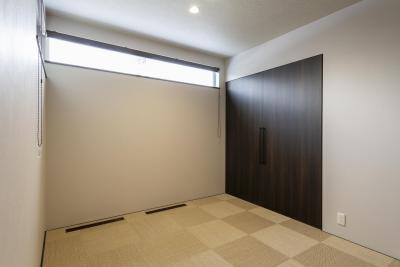 和室：1階ゲストルームは高めの位置に窓を配置しシックな空間に
