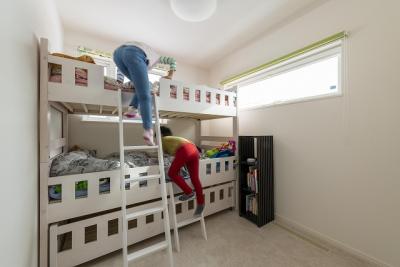 寝室、子供部屋：遊ぶ部屋と寝る部屋を分けた、子どもの寝室