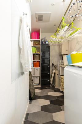ラバトリー・洗面所：洗濯室兼ファミリークロークで家事楽を実現。