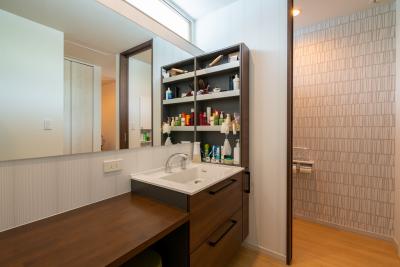 納戸・サービスルーム：洗面の壁はT様こだわりの一面の鏡に