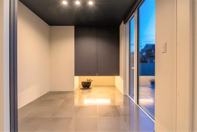 照明：床材にはフロアタイルを採用。ガラスのエッジが削れたような雰囲気で高級感を演出