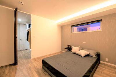 寝室：間接照明により美しい光のグラデーション空間を演出