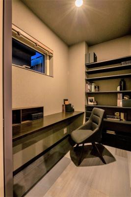 書斎：書斎や家事室、多目的に使える１階ホビールーム