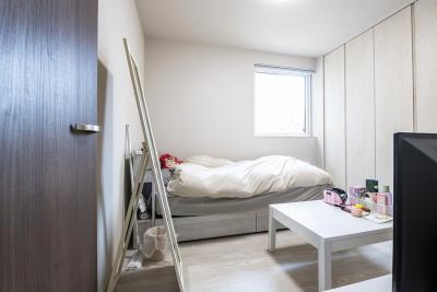 洋室：成人した娘さんのお部屋はコンパクトに、好みのカラーでコーディネート