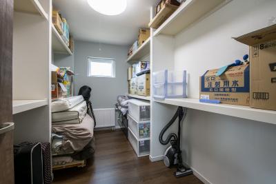 納戸・サービスルーム：2階には5帖分の納戸を用意。布団や季節のものなどたっぷり収納可能