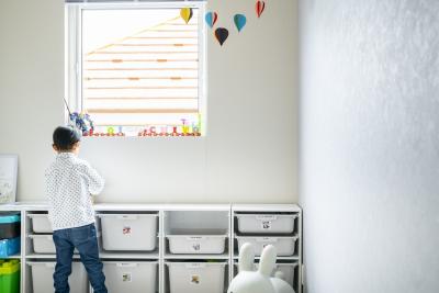 子供部屋：お子様の部屋はシンプルに明るい雰囲気でまとめている。