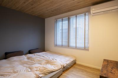 寝室：3階主寝室。天井に木目のクロスを貼りリゾート感を演出