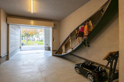 ガレージ：ガレージ内には趣味のカヌーが飾られている。たっぷりと収納できるスペースを確保