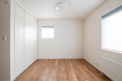 洋室：洋室は白の建具と木目の床で飽きの来ないデザインに