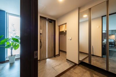 玄関：シューズボックスは鏡面の扉を採用。空間を広く見せるポイントに