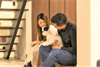 階段：愛犬とご夫婦、春にはお子様の誕生と家族の絆を育んでいく