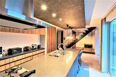 キッチン、照明：アイランドキッチン×スケルトン階段の相性抜群