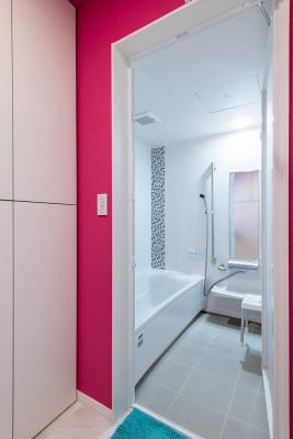 バスルーム：モザイクタイルのアクセントパネル採用のバスルーム