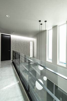 ホール、吹き抜け：2階ホールは明るく、間接照明による空間デザインをプラス