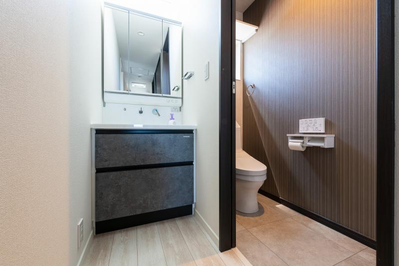 2階トイレの横に洗面化粧台をプラン。化粧台が2つある便利な住まい