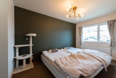 寝室：主寝室にはモスグリーンの壁紙をアクセントでプラス