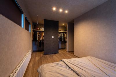 寝室、収納：主寝室のクローゼットは2WAY仕様。出入りしやすく、使い勝手の良いWCLを実現