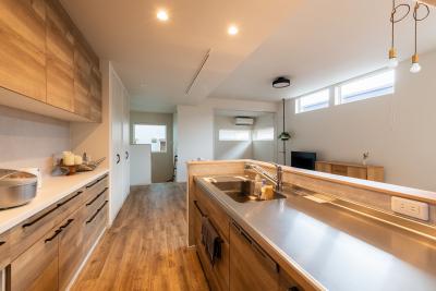 キッチン：キッチンの天板はお手入れしやすさに定評のあるステンレスをセレクト