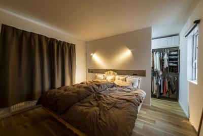 寝室、照明：主寝室の照明は壁に幻想的なデザインをプラス